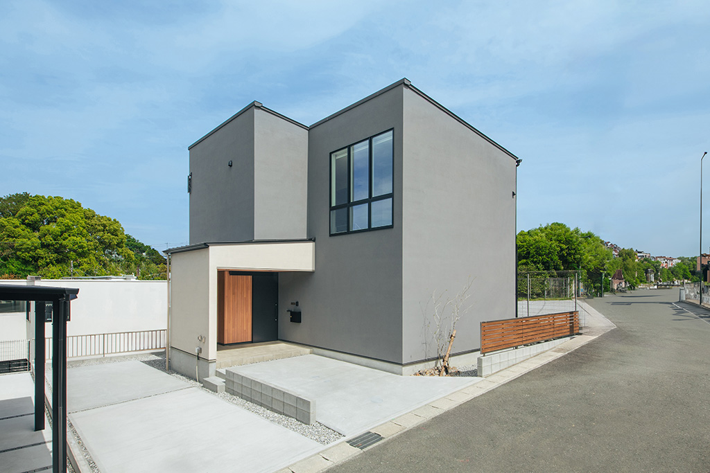 陽光に包まれるヌックとスキップフロアがある家