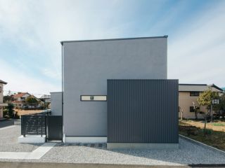 家族のつながりを育む大人シックな家 写真