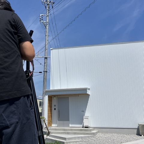 青空に映える真っ白ガルバのお家のプロカメラマン撮影！